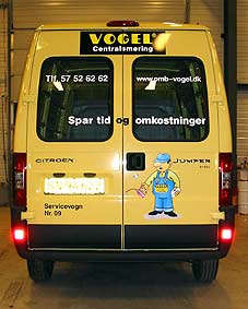 Gul bag ende af en PMB bil