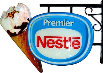 Nestle lysskilt i vakuumformet plast